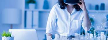 Mulher utilizando óculos de realidade virtual, simbolizando os gêmeos digitais.