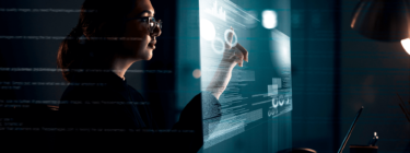 A imagem mostra uma profissional atuando com dados em um computador, simbolizando a relevância da governança de dados para uma empresa.