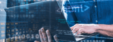 Imagem mostra um homem segurando um notebook, simbolizando a importância da modernização de legado, tema do artigo da Luby.