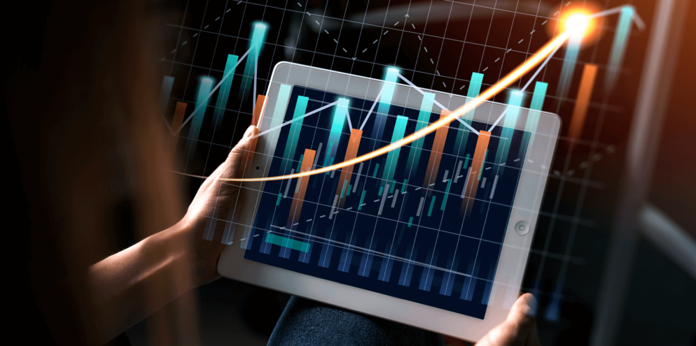 Imagem que mostra gráfico saindo do tablet, simbolizando as tendências do mercado financeiro, tema do artigo da Luby.