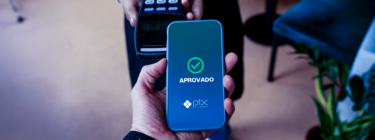 Pessoa realizando pagamento com pix por aproximação