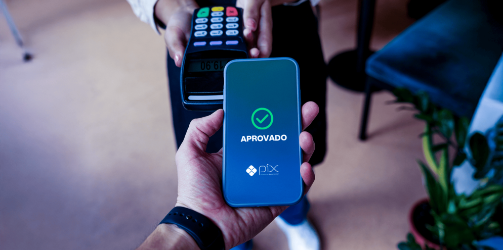 Pessoa realizando pagamento com pix por aproximação