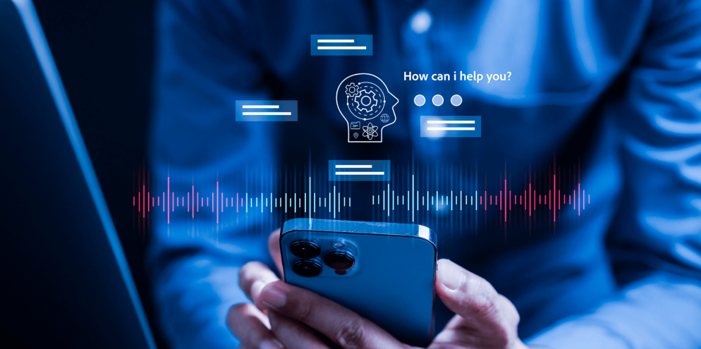 Imagem de uma pessoa segurando um celular, simbolizando algumas aplicações do chatgpt, tema do novo artigo da Luby.