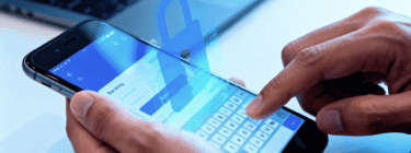 Imagem com uma pessoa segurando um celular, simbolizando as fraudes bancárias, tema do artigo da Luby.