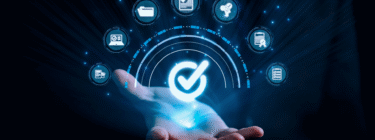 Mão com vários ícones em holograma, simbolizando a regulamentação de fintechs.