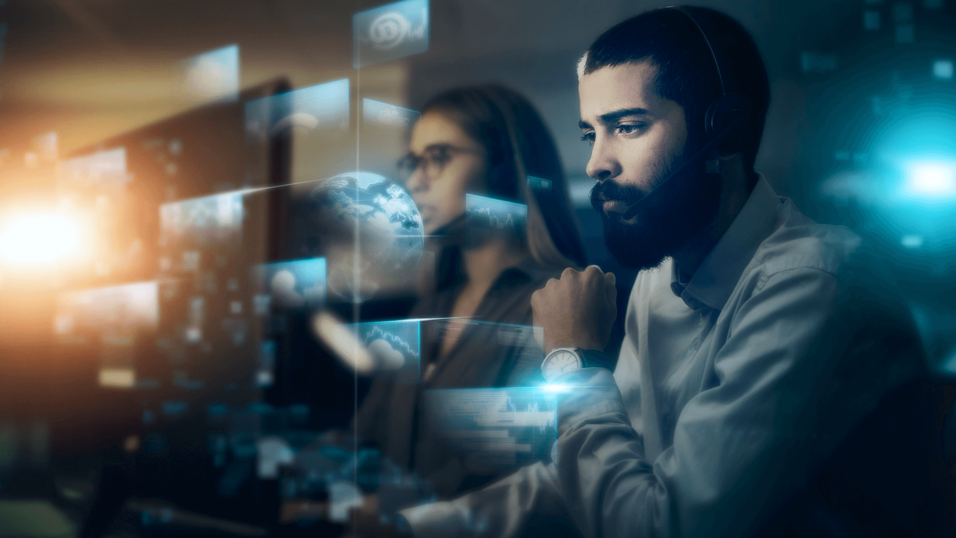 Profissionais trabalhando, simbolizando squads ágeis da Luby.