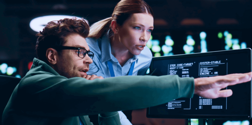 Time engajado simbolizando a arquitetura de times para legado, tema do artigo da Luby.