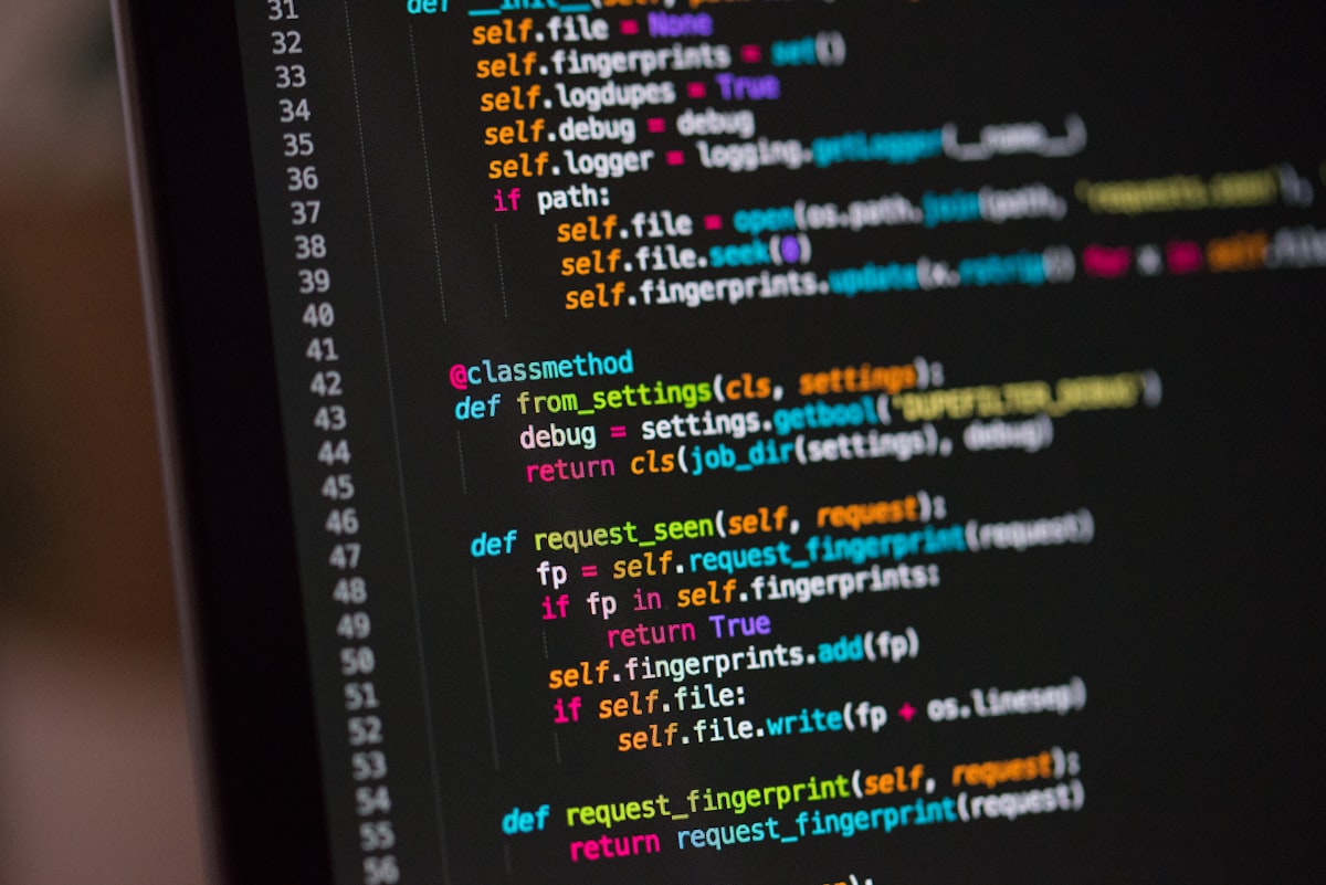 Tela de computador exibindo código colorido em ambiente de desenvolvimento