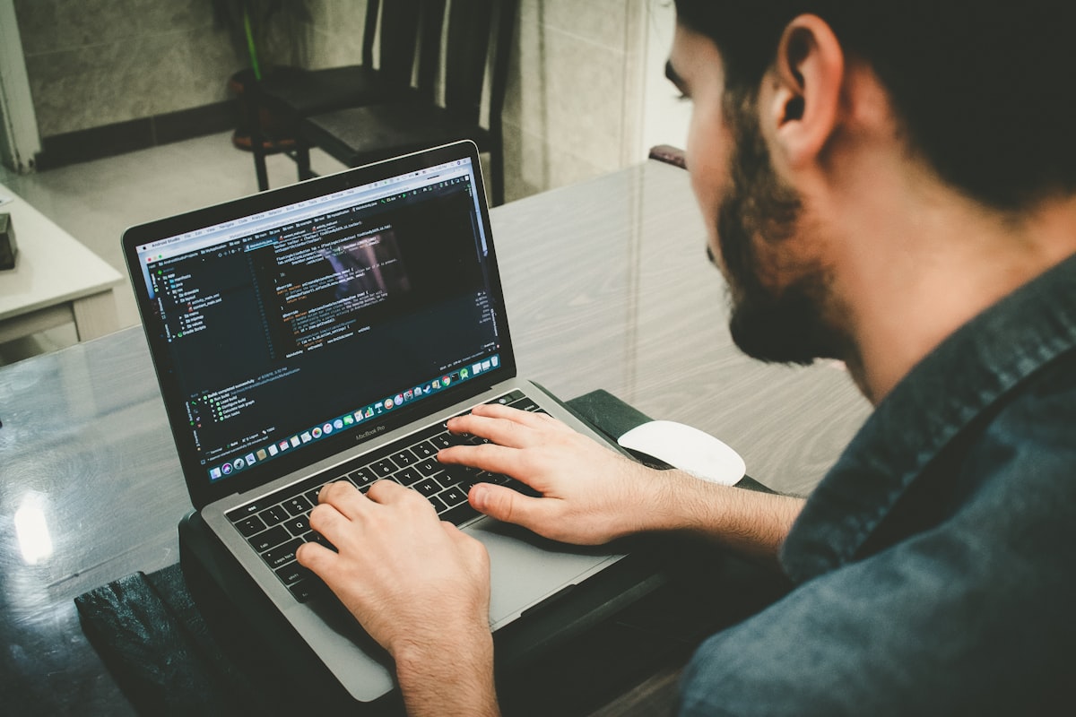 IA gera código, mas quem garante a qualidade? O novo papel do dev
